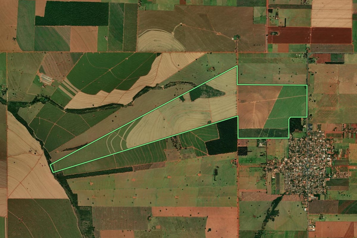 Imagem de satélite do imóvel rural em Itaúna do Sul (PR), com o contorno declarado no CAR desenhado por cima.