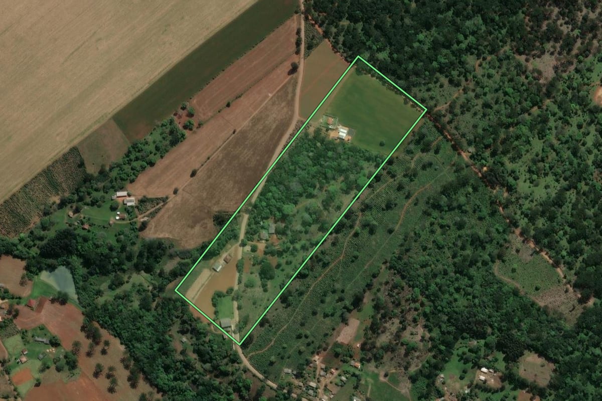 Imagem de satélite do imóvel rural em Ivaí (PR), com o contorno declarado no CAR desenhado por cima.