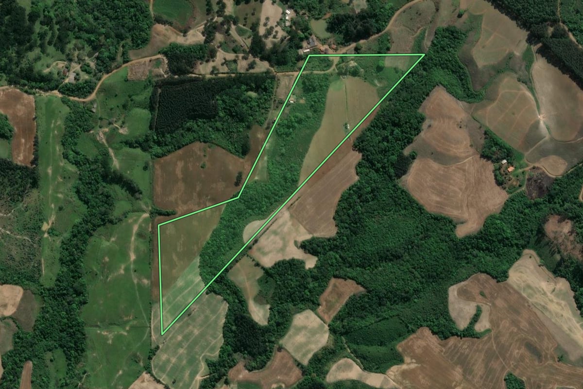 Imagem de satélite do imóvel rural em Ivaí (PR), com o contorno declarado no CAR desenhado por cima.