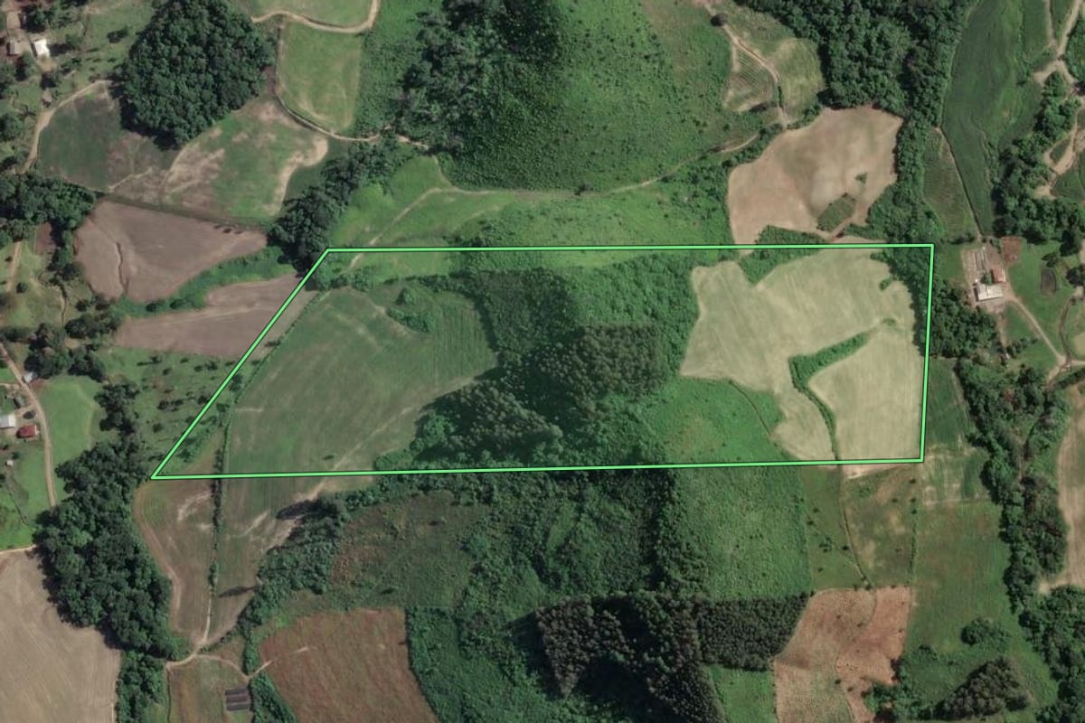 Imagem de satélite do imóvel rural em Ivaí (PR), com o contorno declarado no CAR desenhado por cima.