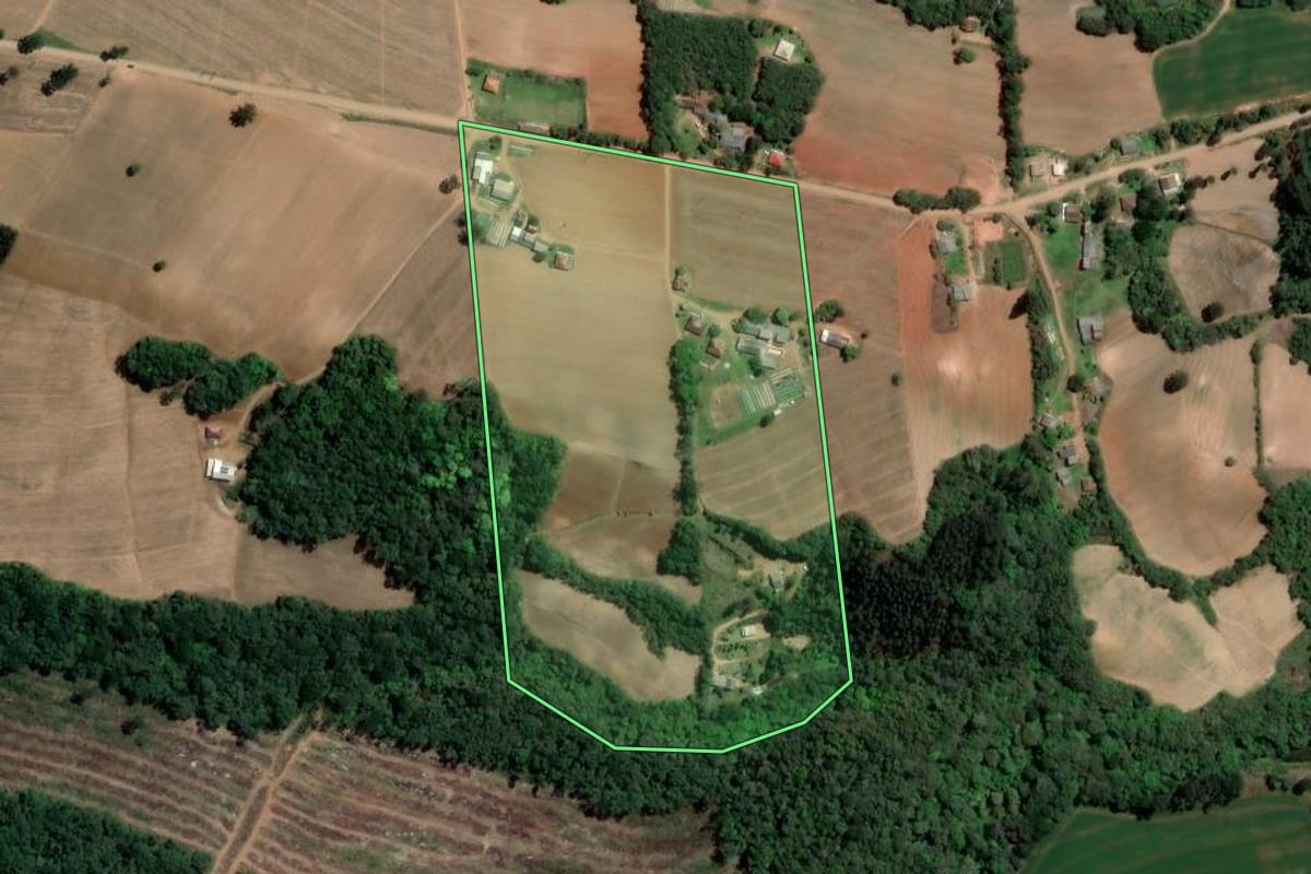 Imagem de satélite do imóvel rural em Ivaí (PR), com o contorno declarado no CAR desenhado por cima.