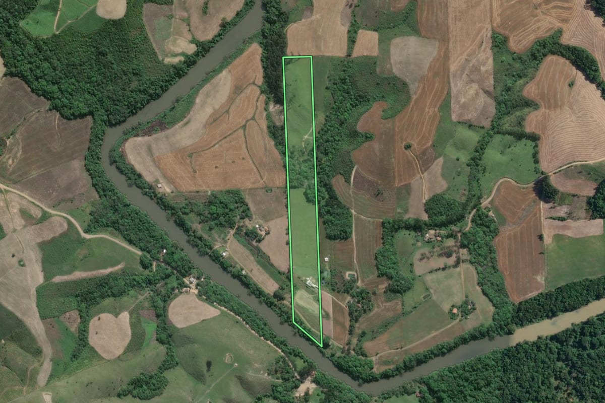 Imagem de satélite do imóvel rural em Ivaí (PR), com o contorno declarado no CAR desenhado por cima.