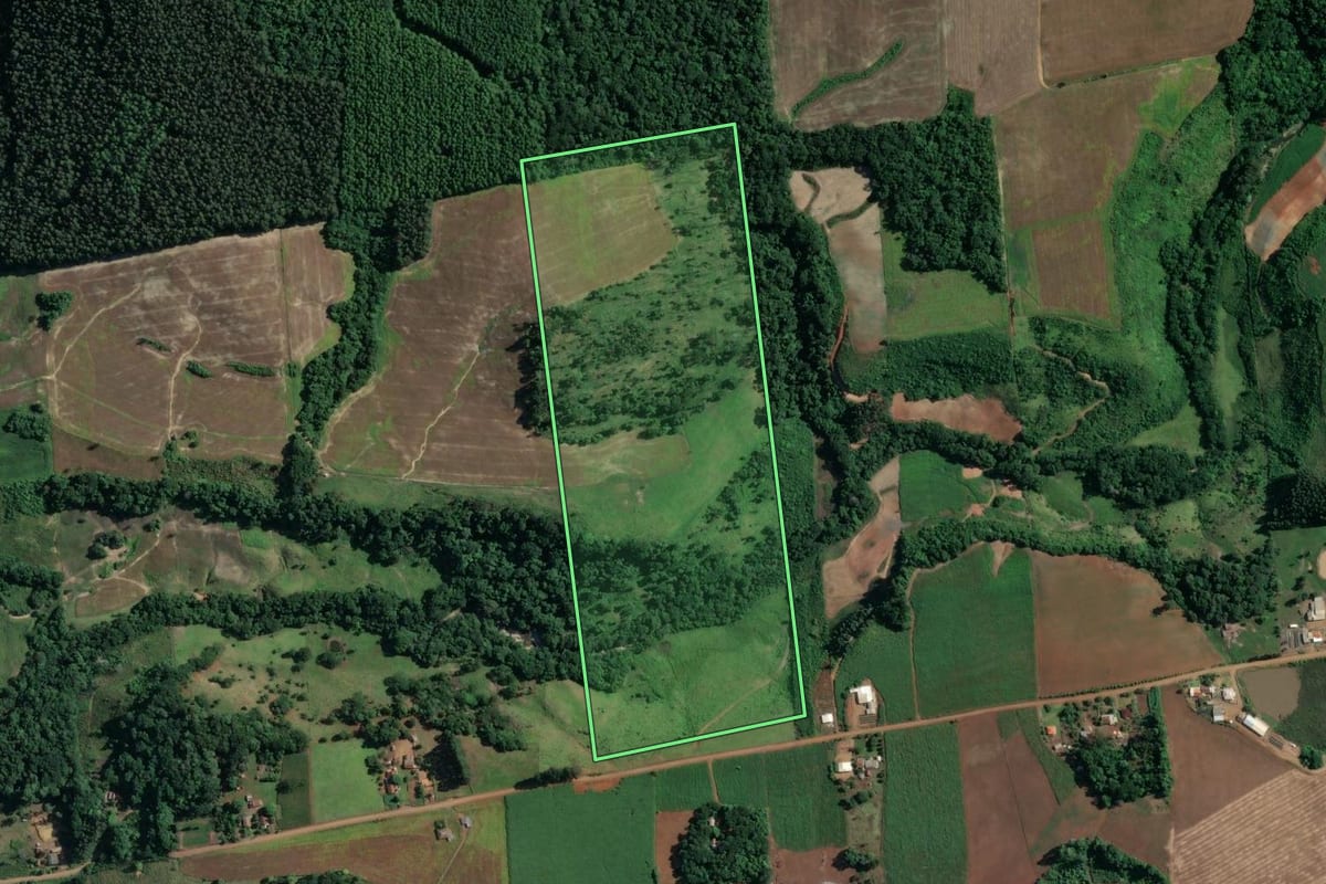 Imagem de satélite do imóvel rural em Ivaí (PR), com o contorno declarado no CAR desenhado por cima.