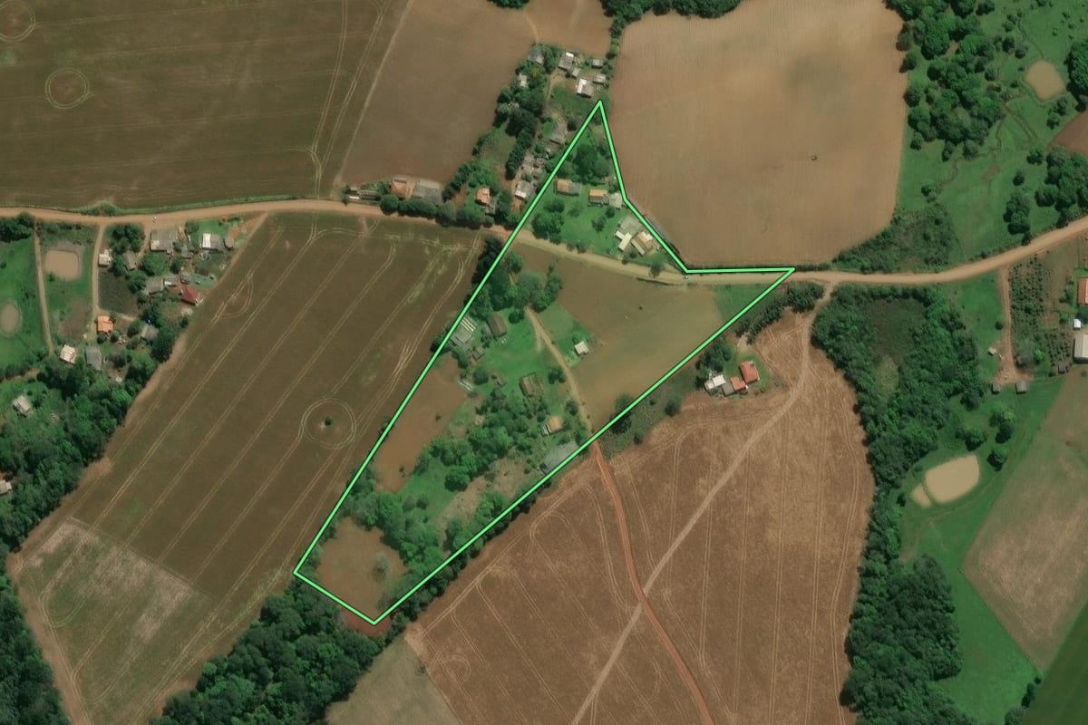 Imagem de satélite do imóvel rural em Ivaí (PR), com o contorno declarado no CAR desenhado por cima.
