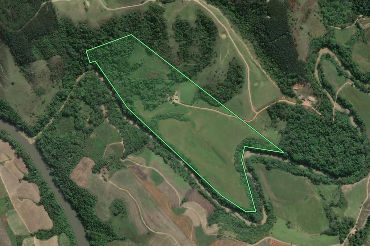 Imagem de satélite do imóvel rural em Ivaí (PR), com o contorno declarado no CAR desenhado por cima.