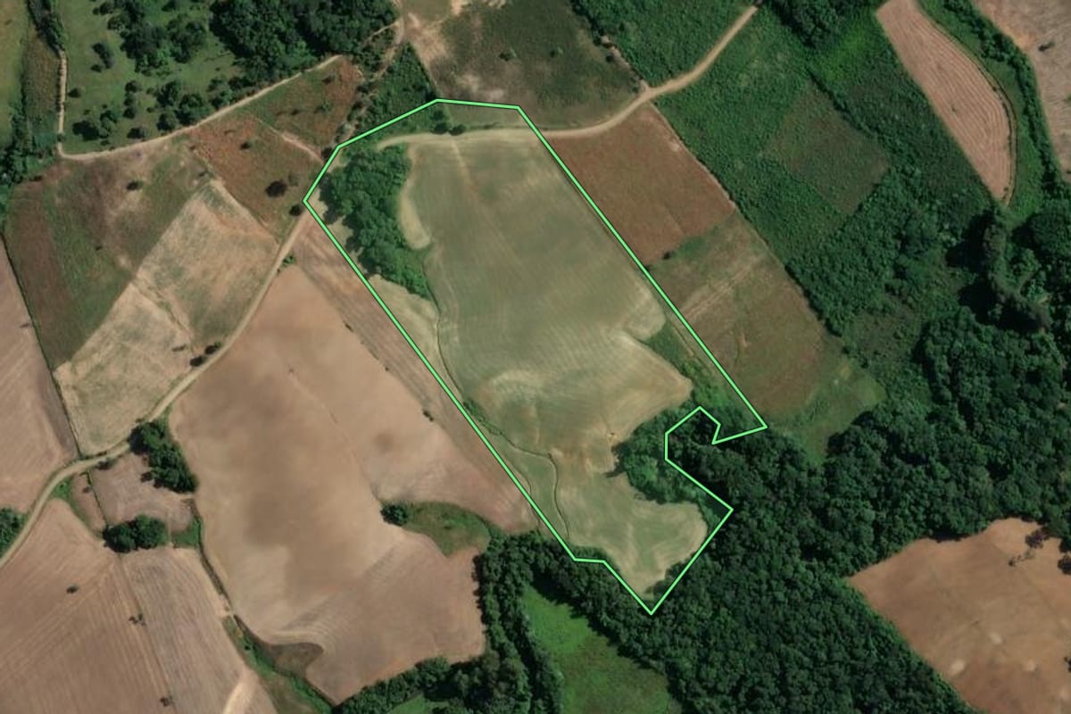 Imagem de satélite do imóvel rural em Ivaí (PR), com o contorno declarado no CAR desenhado por cima.