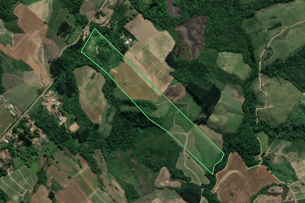 Imagem de satélite do imóvel rural em Ivaí (PR), com o contorno declarado no CAR desenhado por cima.