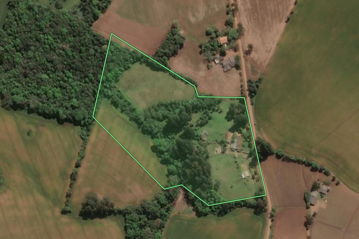 Imagem de satélite do imóvel rural em Ivaí (PR), com o contorno declarado no CAR desenhado por cima.