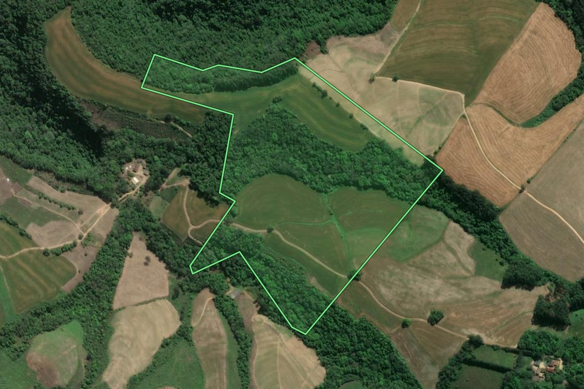 Imagem de satélite do imóvel rural em Ivaí (PR), com o contorno declarado no CAR desenhado por cima.