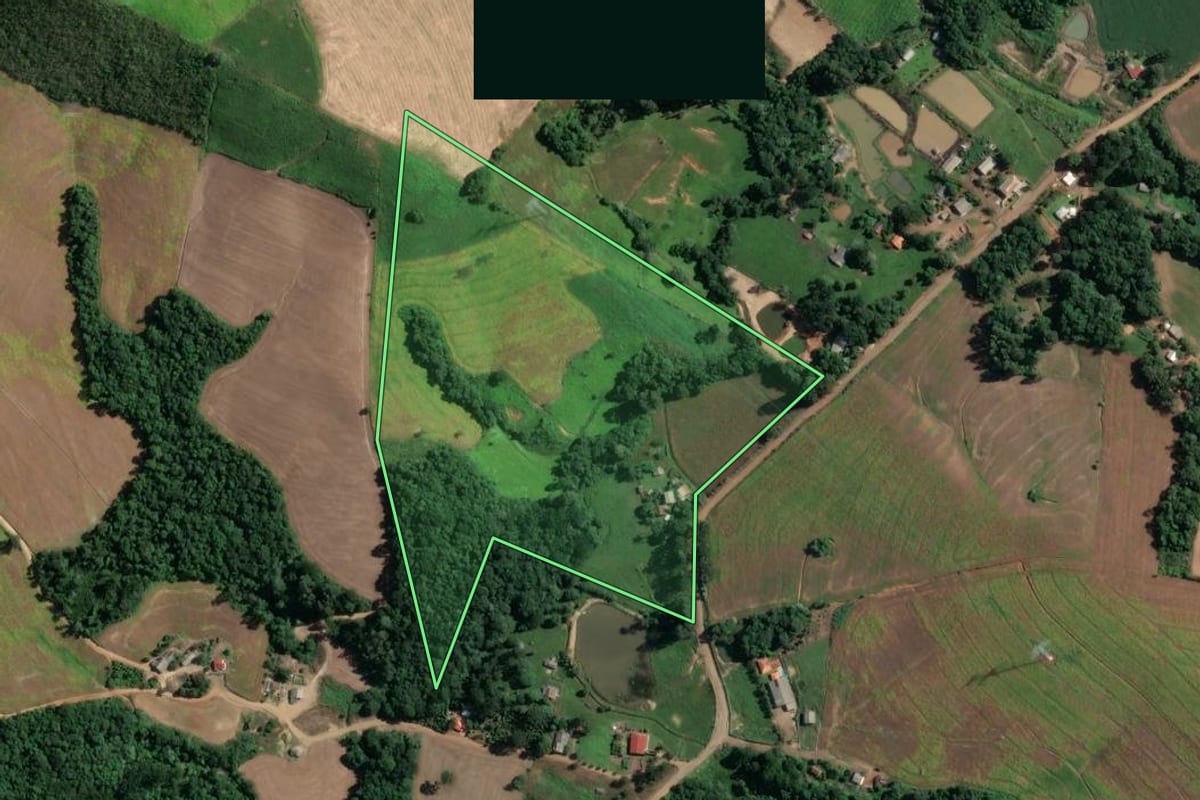 Imagem de satélite do imóvel rural em Ivaí (PR), com o contorno declarado no CAR desenhado por cima.
