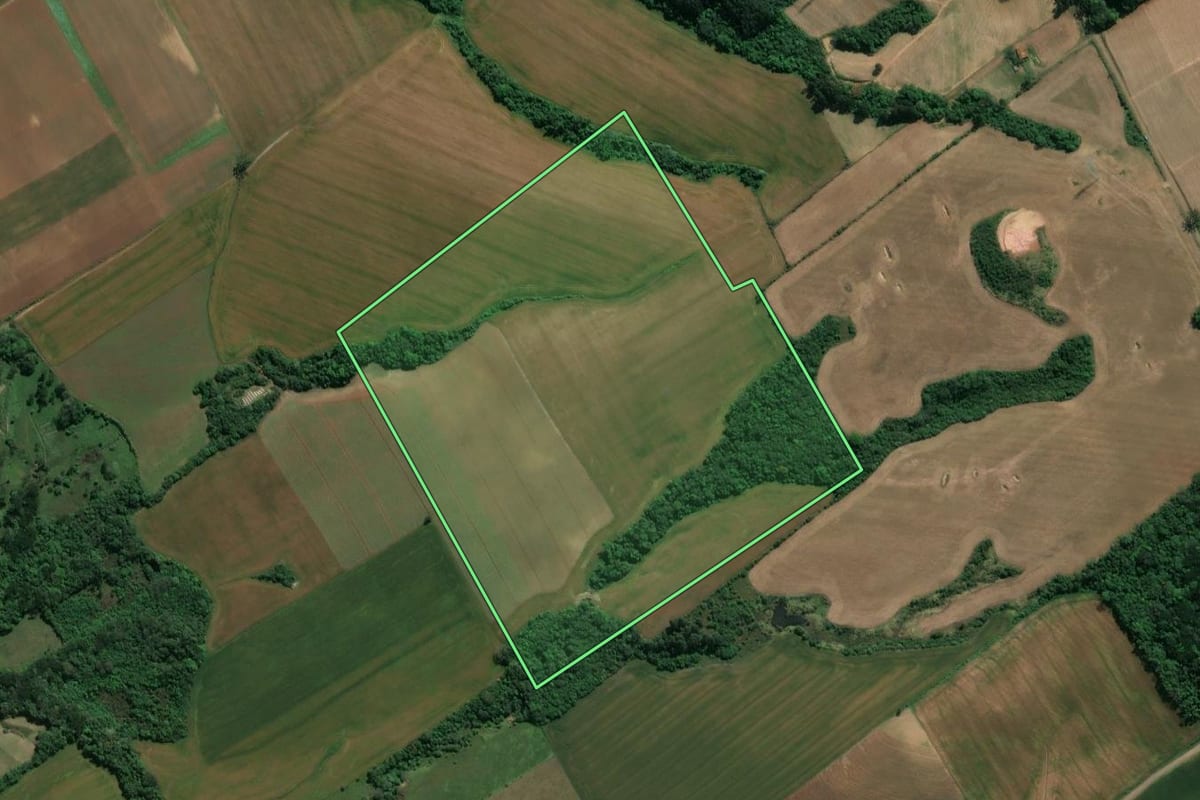 Imagem de satélite do imóvel rural em Ivaí (PR), com o contorno declarado no CAR desenhado por cima.