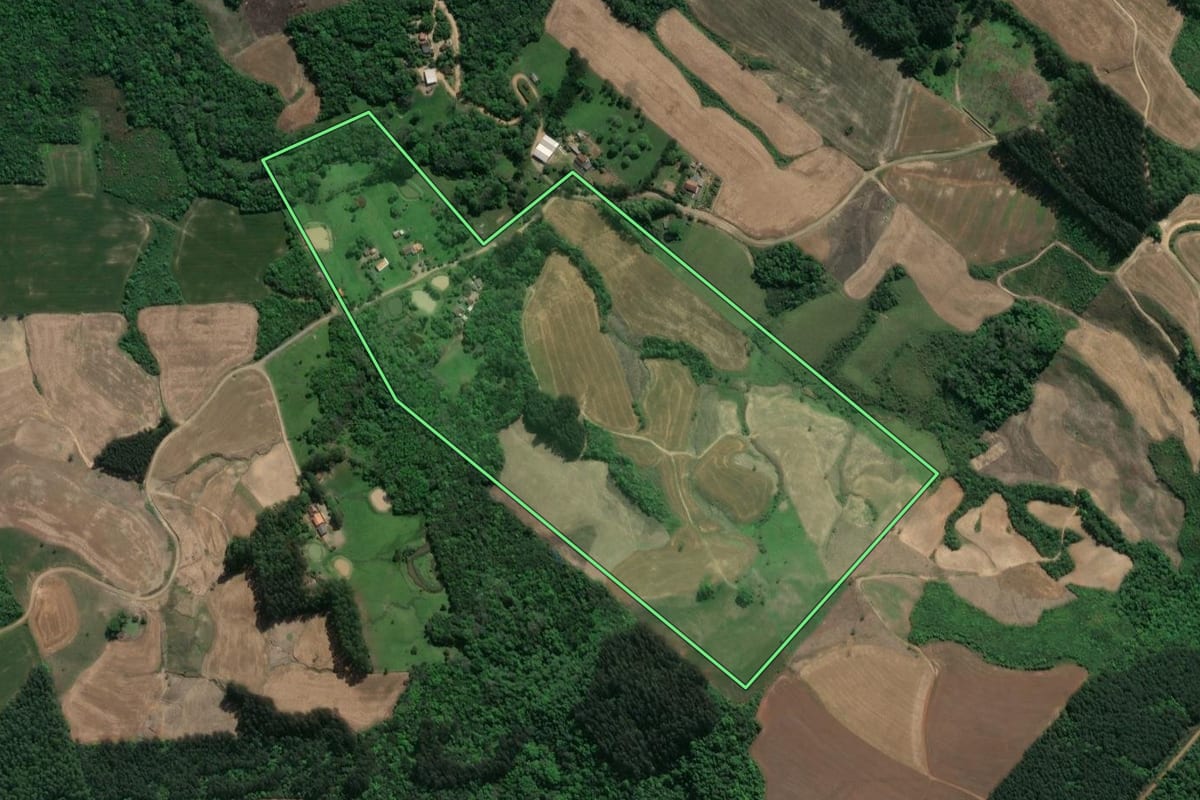 Imagem de satélite do imóvel rural em Ivaí (PR), com o contorno declarado no CAR desenhado por cima.