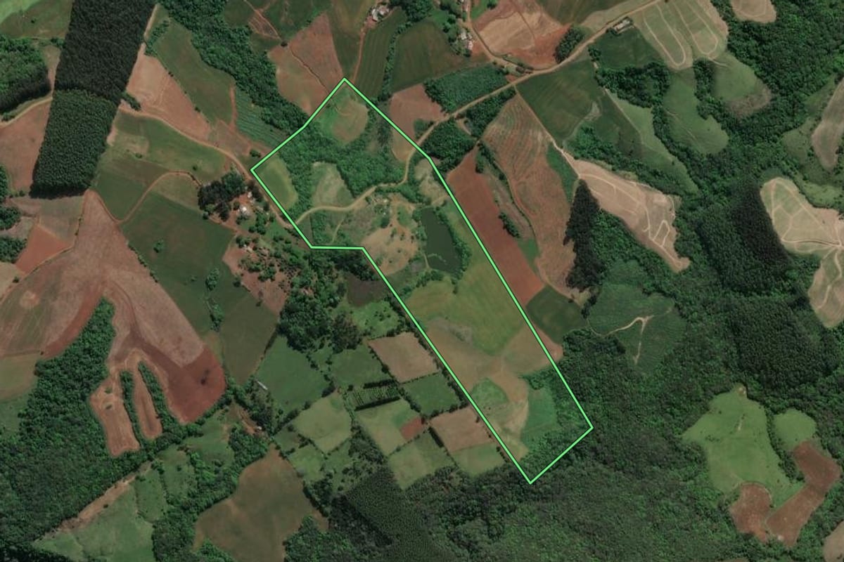 Imagem de satélite do imóvel rural em Ivaí (PR), com o contorno declarado no CAR desenhado por cima.