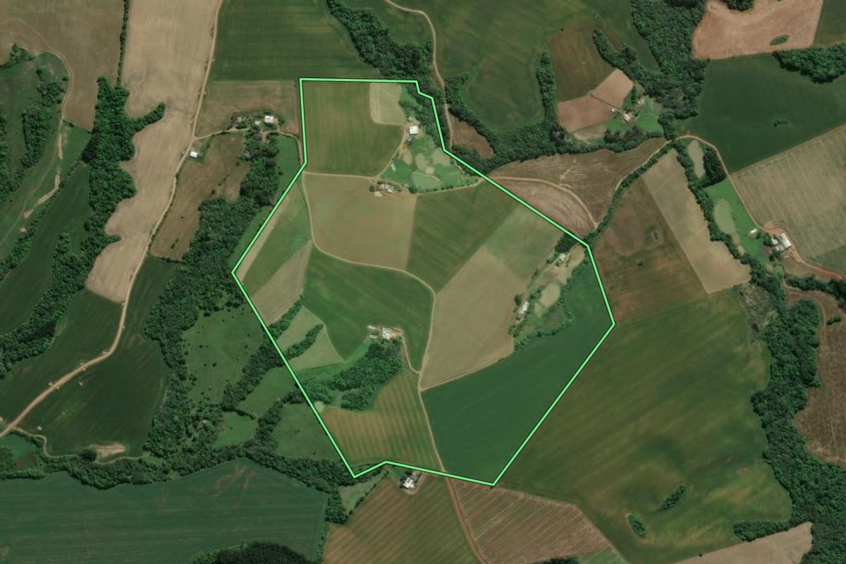 Imagem de satélite do imóvel rural em Ivaí (PR), com o contorno declarado no CAR desenhado por cima.