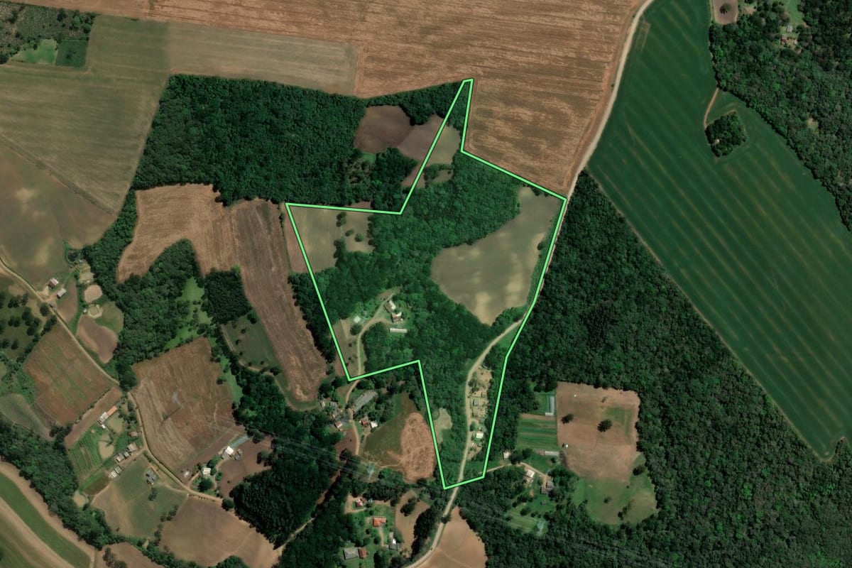 Imagem de satélite do imóvel rural em Ivaí (PR), com o contorno declarado no CAR desenhado por cima.