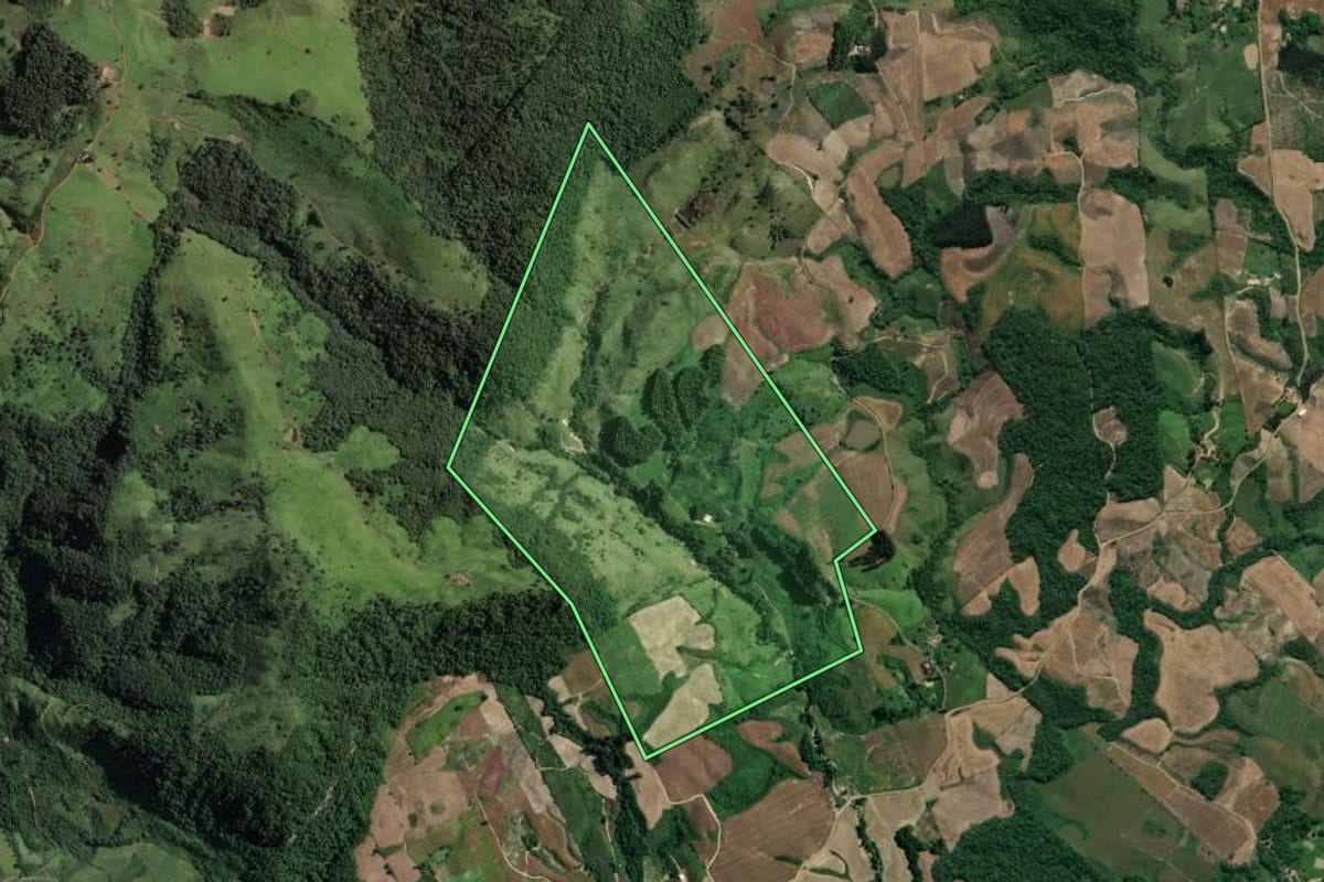Imagem de satélite do imóvel rural em Ivaí (PR), com o contorno declarado no CAR desenhado por cima.