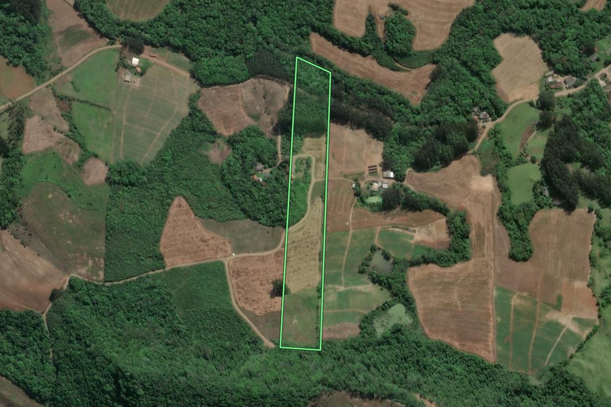 Imagem de satélite do imóvel rural em Ivaí (PR), com o contorno declarado no CAR desenhado por cima.
