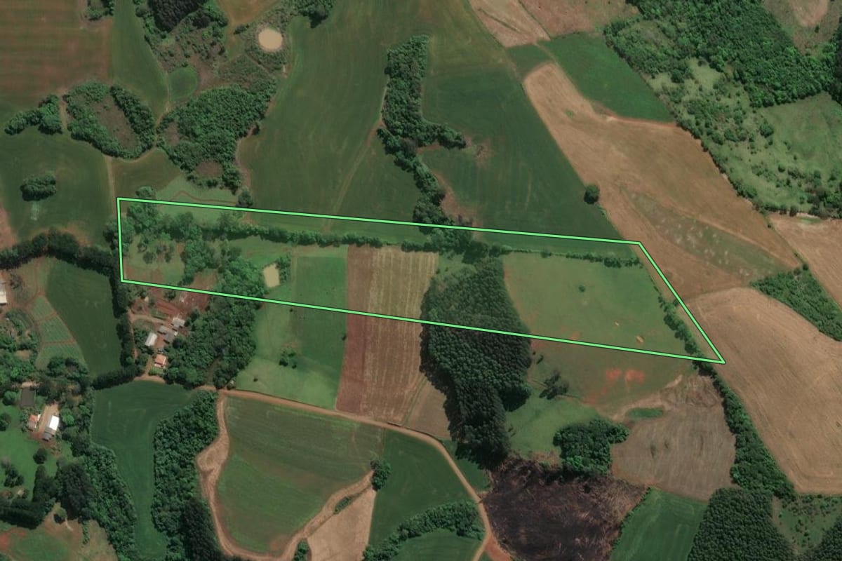 Imagem de satélite do imóvel rural em Ivaí (PR), com o contorno declarado no CAR desenhado por cima.