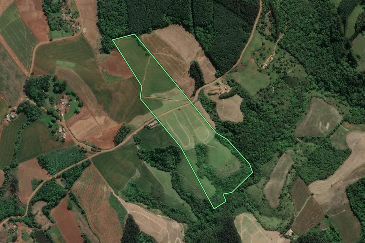 Imagem de satélite do imóvel rural em Ivaí (PR), com o contorno declarado no CAR desenhado por cima.