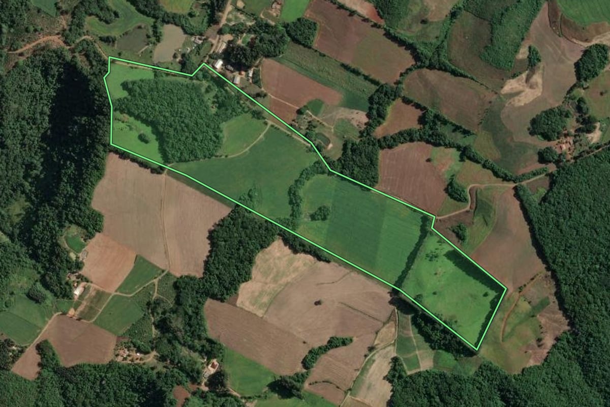 Imagem de satélite do imóvel rural em Ivaí (PR), com o contorno declarado no CAR desenhado por cima.