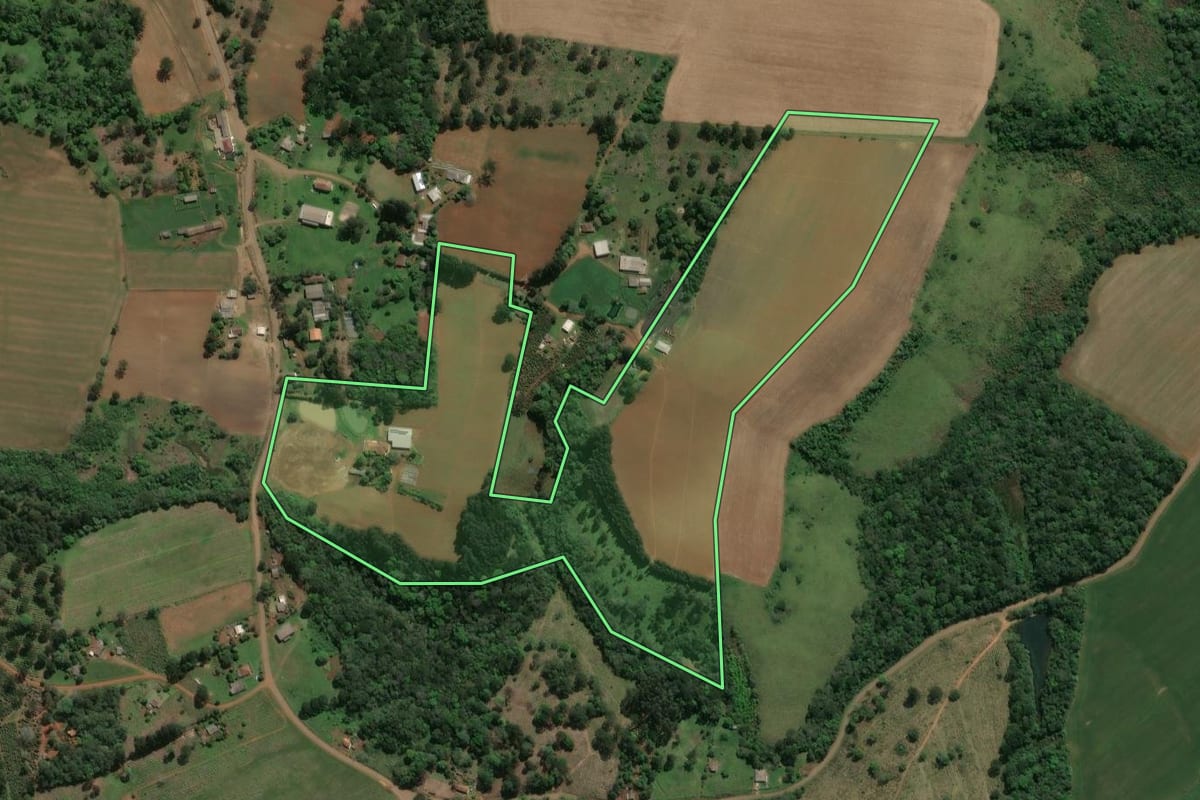 Imagem de satélite do imóvel rural em Ivaí (PR), com o contorno declarado no CAR desenhado por cima.
