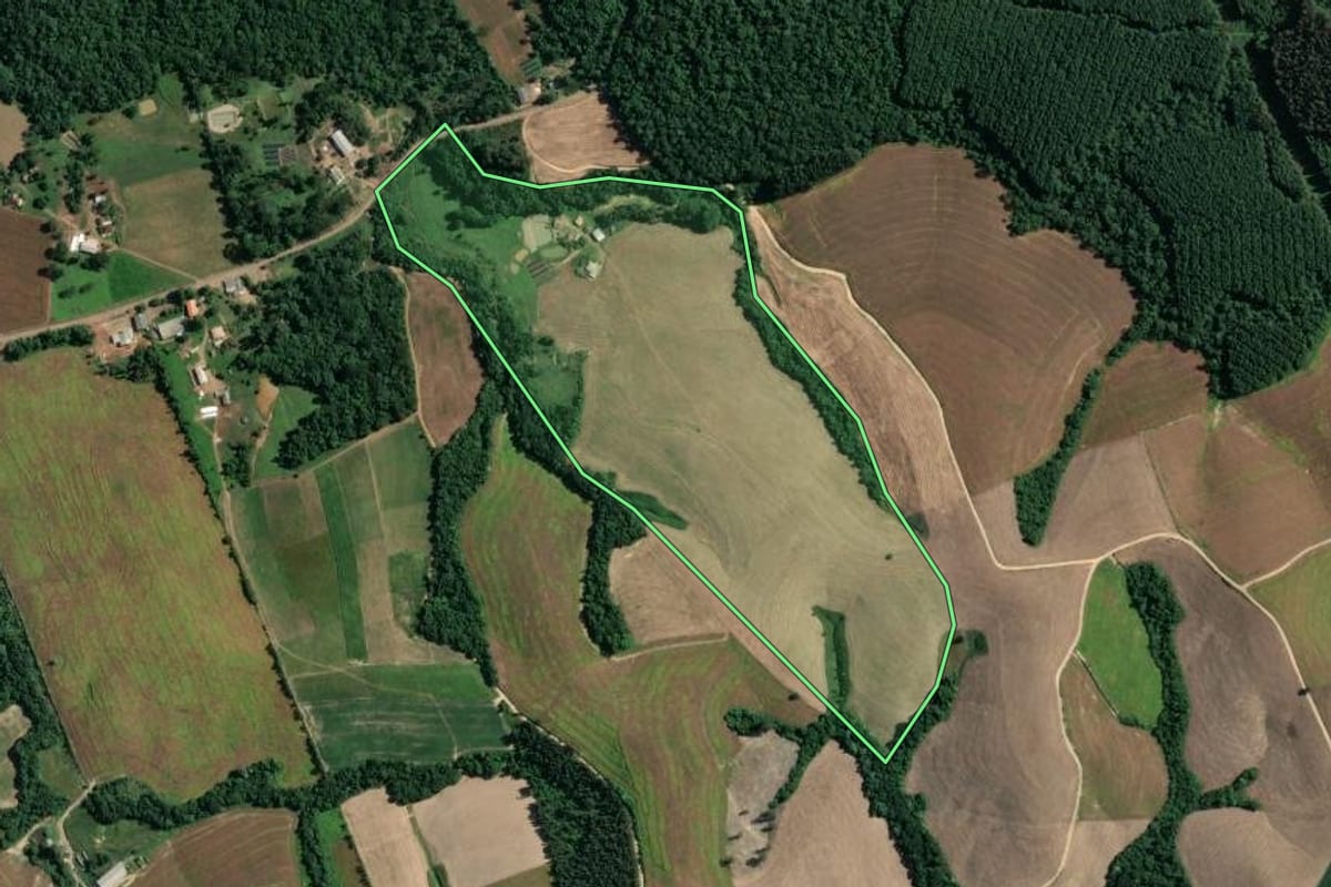 Imagem de satélite do imóvel rural em Ivaí (PR), com o contorno declarado no CAR desenhado por cima.