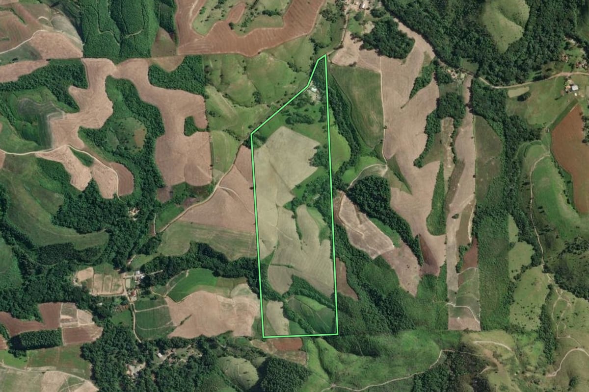 Imagem de satélite do imóvel rural em Ivaí (PR), com o contorno declarado no CAR desenhado por cima.
