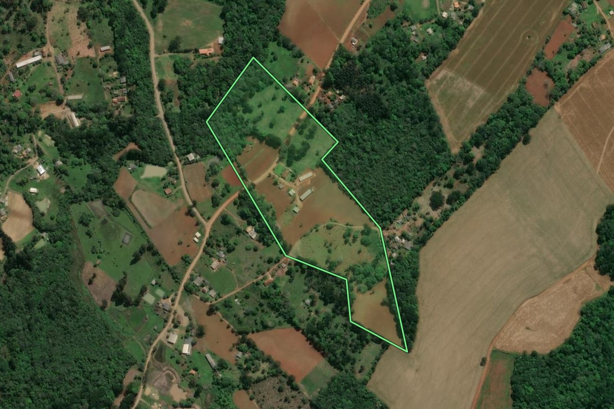 Imagem de satélite do imóvel rural em Ivaí (PR), com o contorno declarado no CAR desenhado por cima.