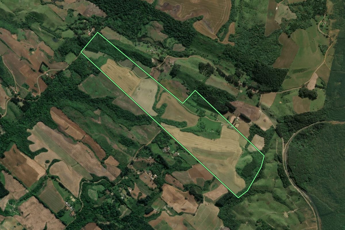 Imagem de satélite do imóvel rural em Ivaí (PR), com o contorno declarado no CAR desenhado por cima.