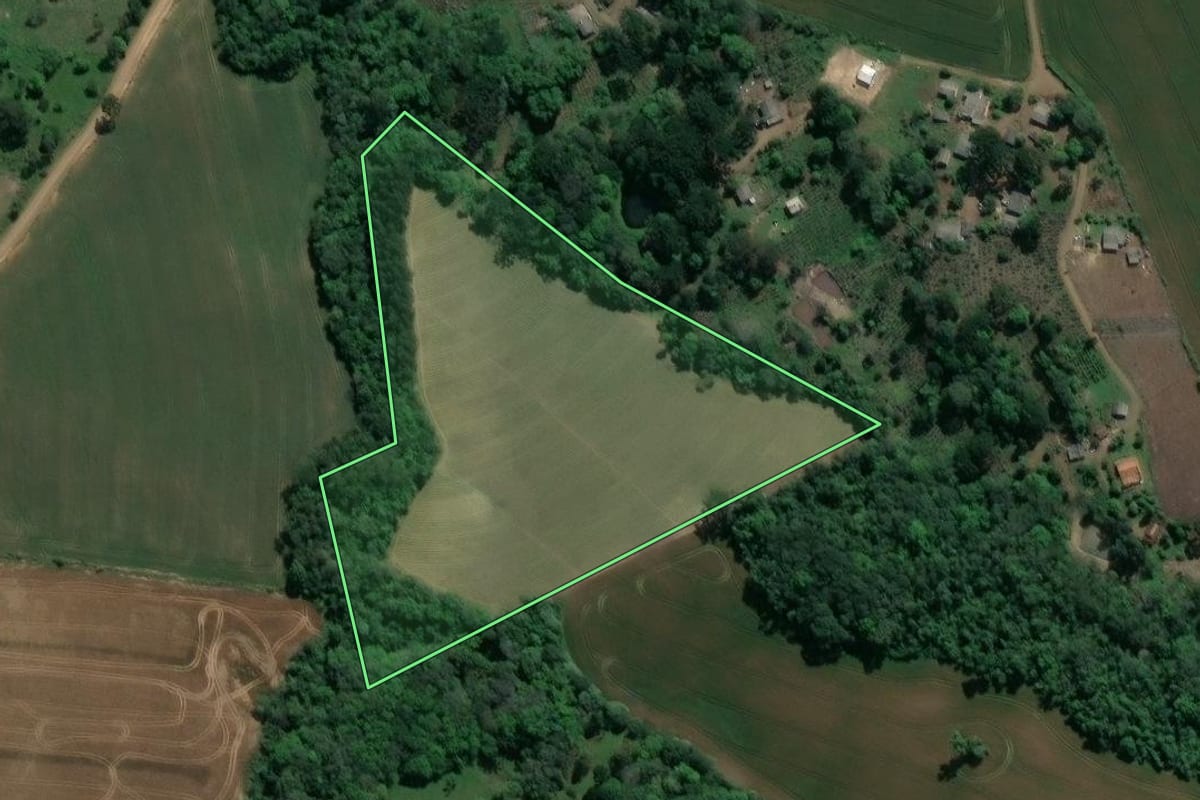 Imagem de satélite do imóvel rural em Ivaí (PR), com o contorno declarado no CAR desenhado por cima.