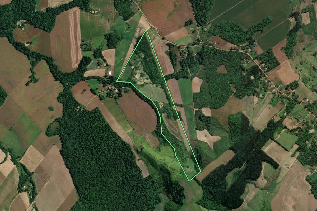 Imagem de satélite do imóvel rural em Ivaí (PR), com o contorno declarado no CAR desenhado por cima.