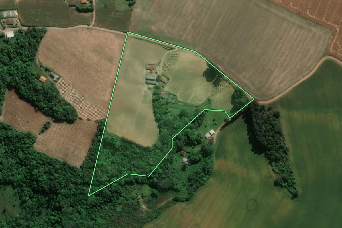 Imagem de satélite do imóvel rural em Ivaí (PR), com o contorno declarado no CAR desenhado por cima.
