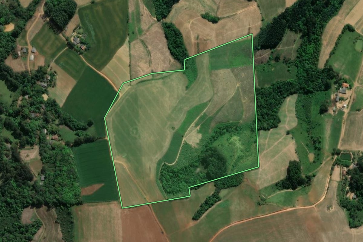 Imagem de satélite do imóvel rural em Ivaí (PR), com o contorno declarado no CAR desenhado por cima.