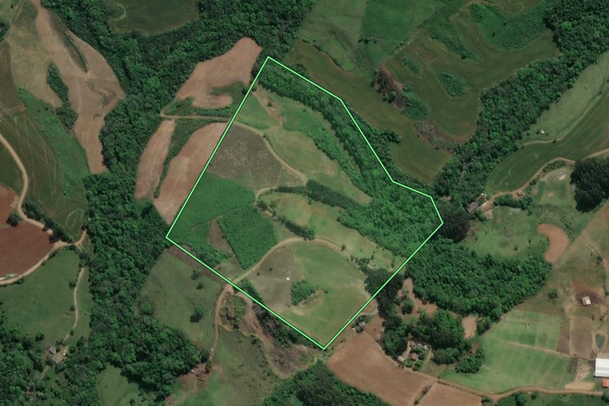 Imagem de satélite do imóvel rural em Ivaí (PR), com o contorno declarado no CAR desenhado por cima.