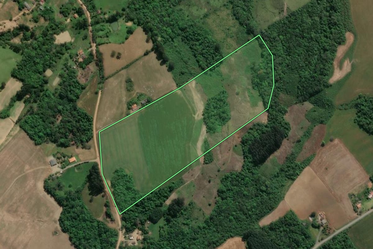 Imagem de satélite do imóvel rural em Ivaí (PR), com o contorno declarado no CAR desenhado por cima.