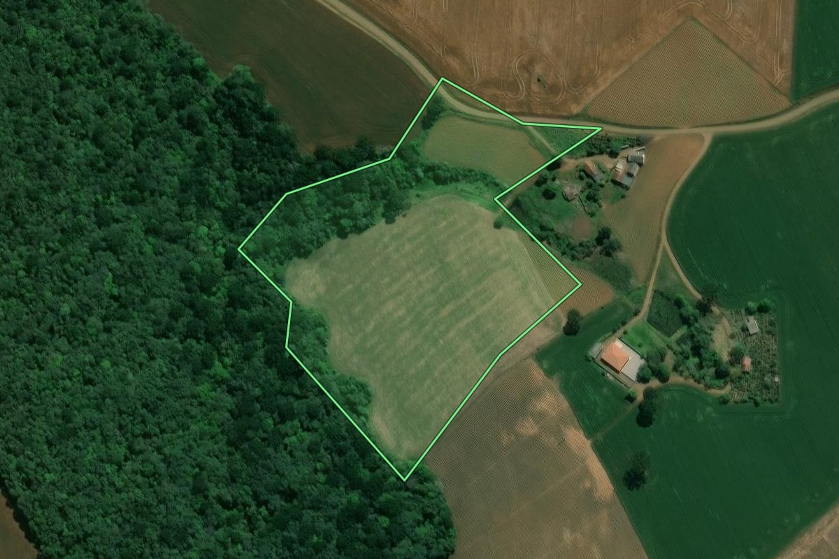 Imagem de satélite do imóvel rural em Ivaí (PR), com o contorno declarado no CAR desenhado por cima.