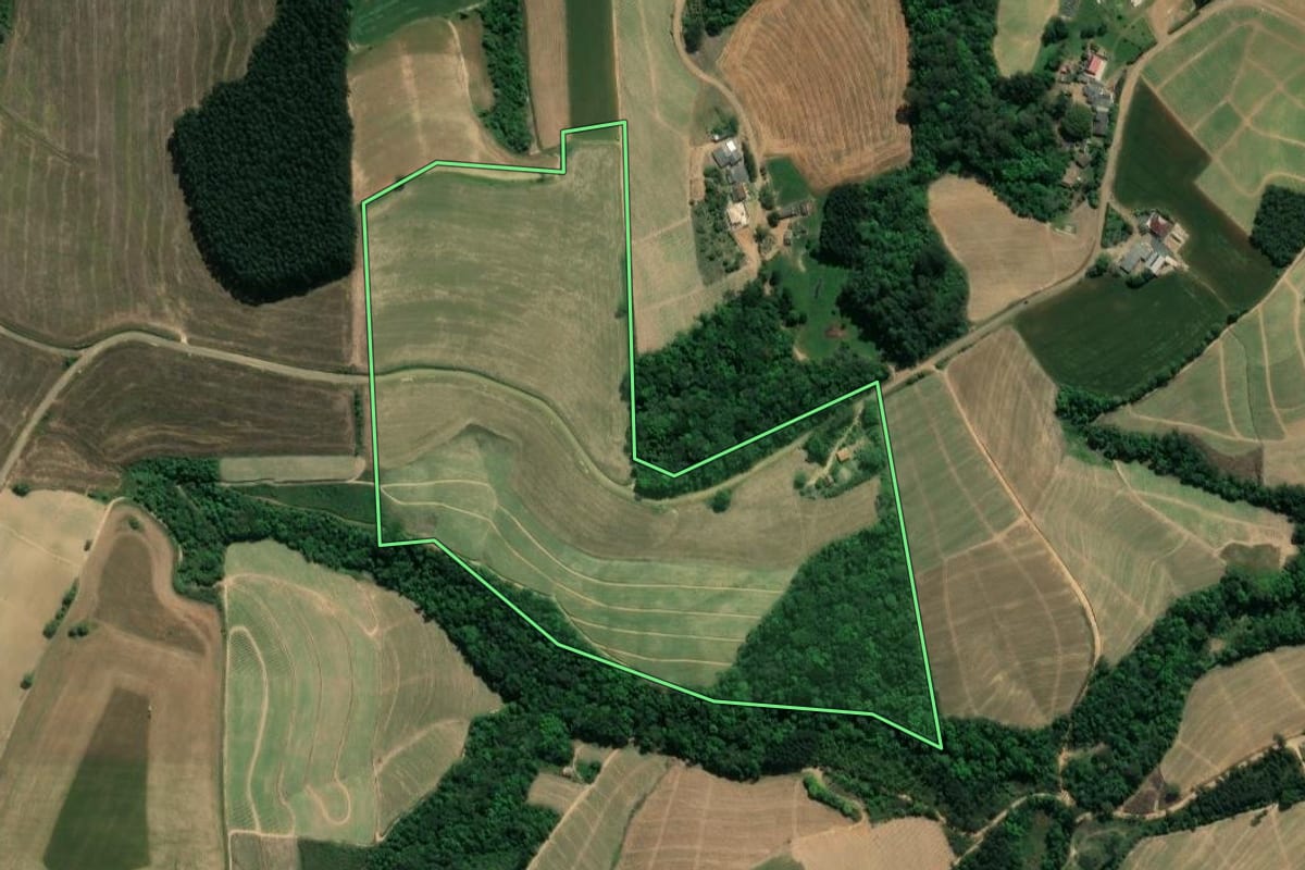 Imagem de satélite do imóvel rural em Ivaí (PR), com o contorno declarado no CAR desenhado por cima.