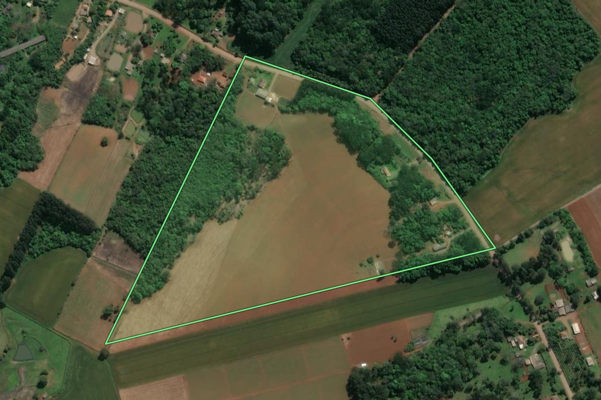Imagem de satélite do imóvel rural em Ivaí (PR), com o contorno declarado no CAR desenhado por cima.