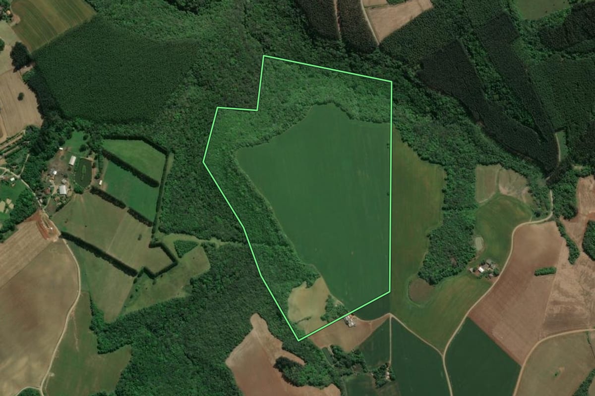 Imagem de satélite do imóvel rural em Ivaí (PR), com o contorno declarado no CAR desenhado por cima.