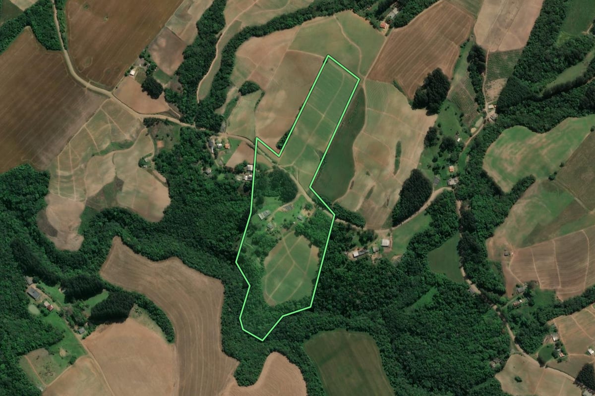 Imagem de satélite do imóvel rural em Ivaí (PR), com o contorno declarado no CAR desenhado por cima.