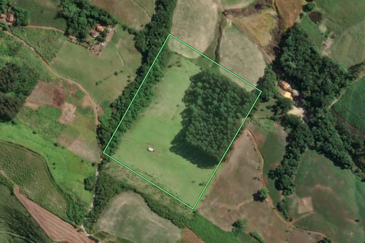 Imagem de satélite do imóvel rural em Ivaí (PR), com o contorno declarado no CAR desenhado por cima.