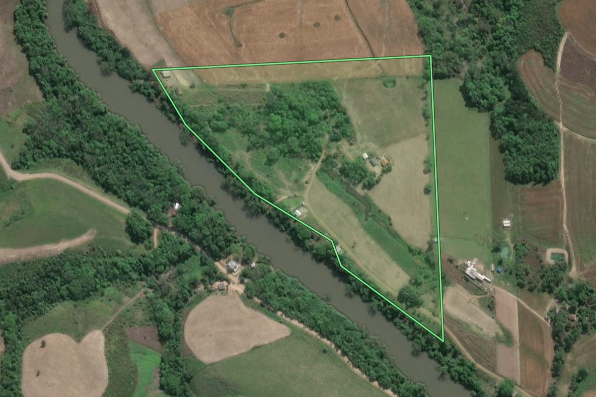 Imagem de satélite do imóvel rural em Ivaí (PR), com o contorno declarado no CAR desenhado por cima.