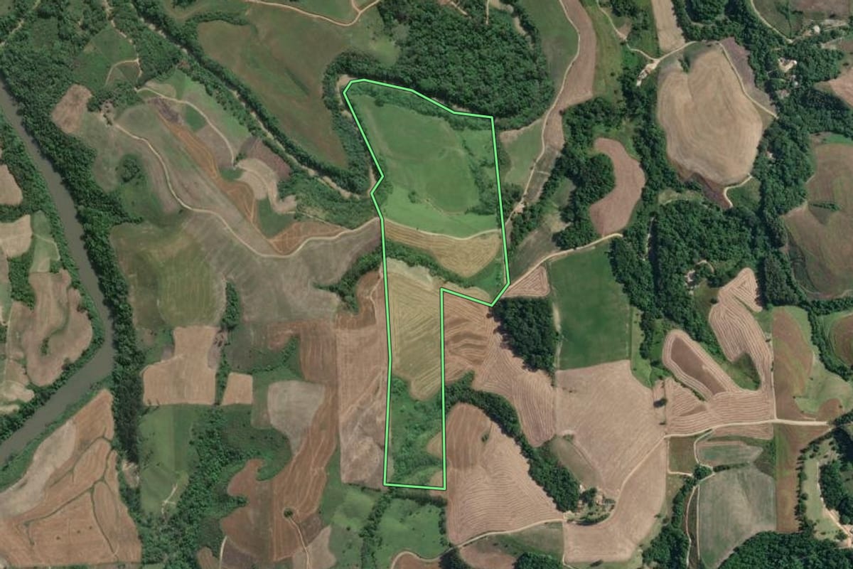 Imagem de satélite do imóvel rural em Ivaí (PR), com o contorno declarado no CAR desenhado por cima.