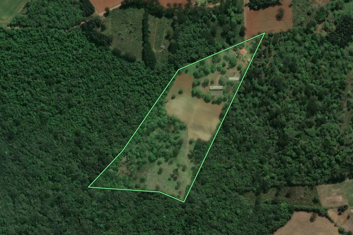 Imagem de satélite do imóvel rural em Ivaí (PR), com o contorno declarado no CAR desenhado por cima.