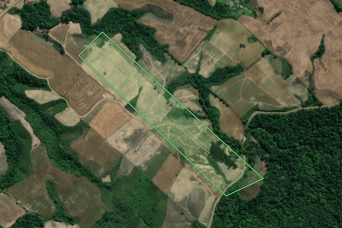 Imagem de satélite do imóvel rural em Ivaí (PR), com o contorno declarado no CAR desenhado por cima.