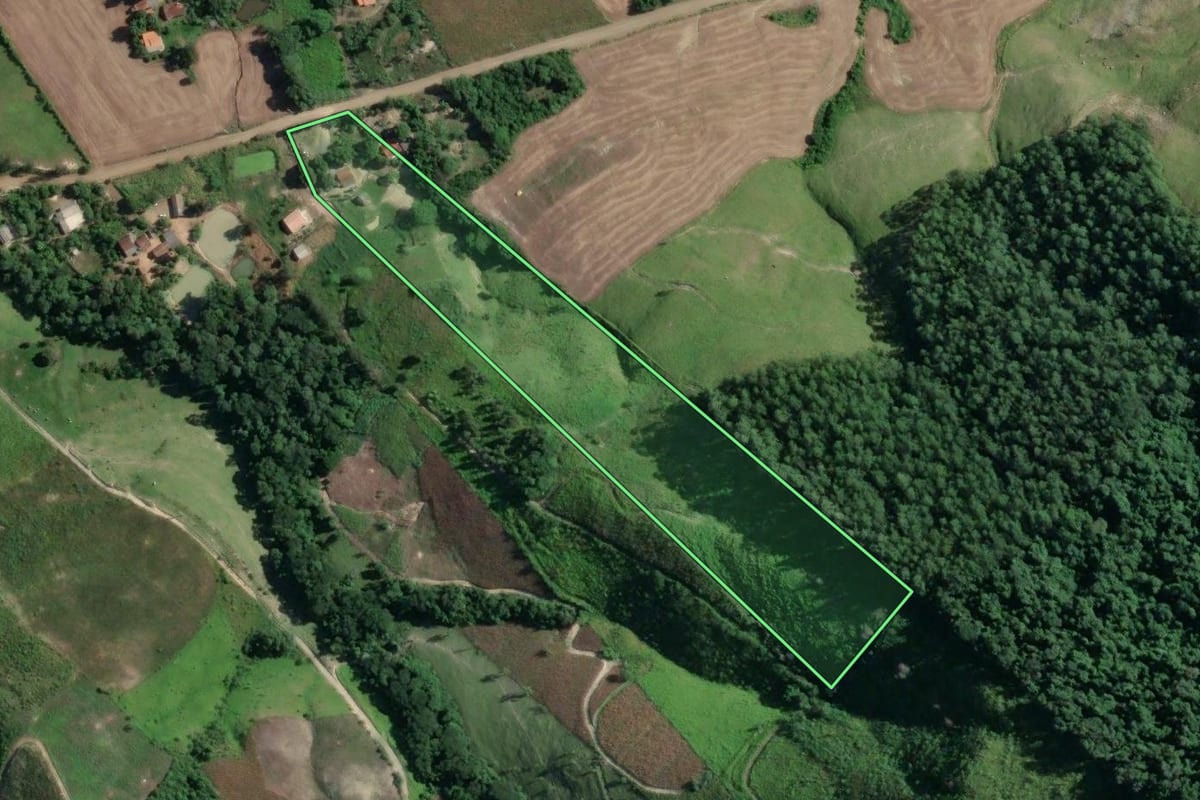 Imagem de satélite do imóvel rural em Ivaí (PR), com o contorno declarado no CAR desenhado por cima.
