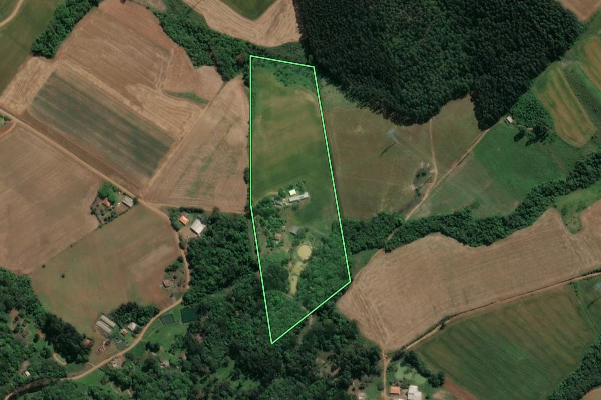 Imagem de satélite do imóvel rural em Ivaí (PR), com o contorno declarado no CAR desenhado por cima.