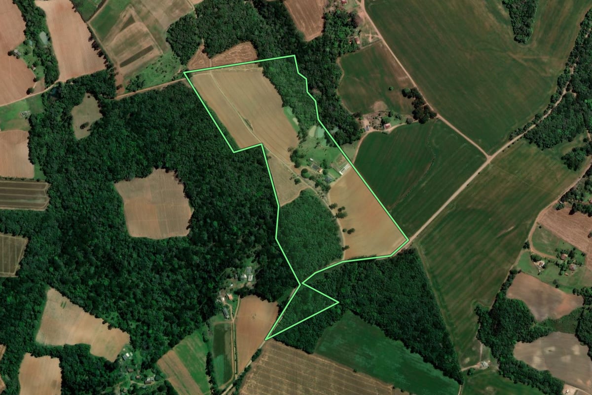 Imagem de satélite do imóvel rural em Ivaí (PR), com o contorno declarado no CAR desenhado por cima.