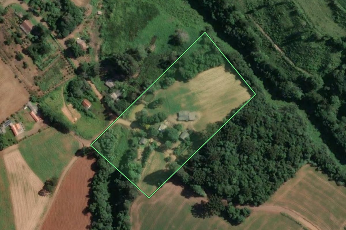 Imagem de satélite do imóvel rural em Ivaí (PR), com o contorno declarado no CAR desenhado por cima.