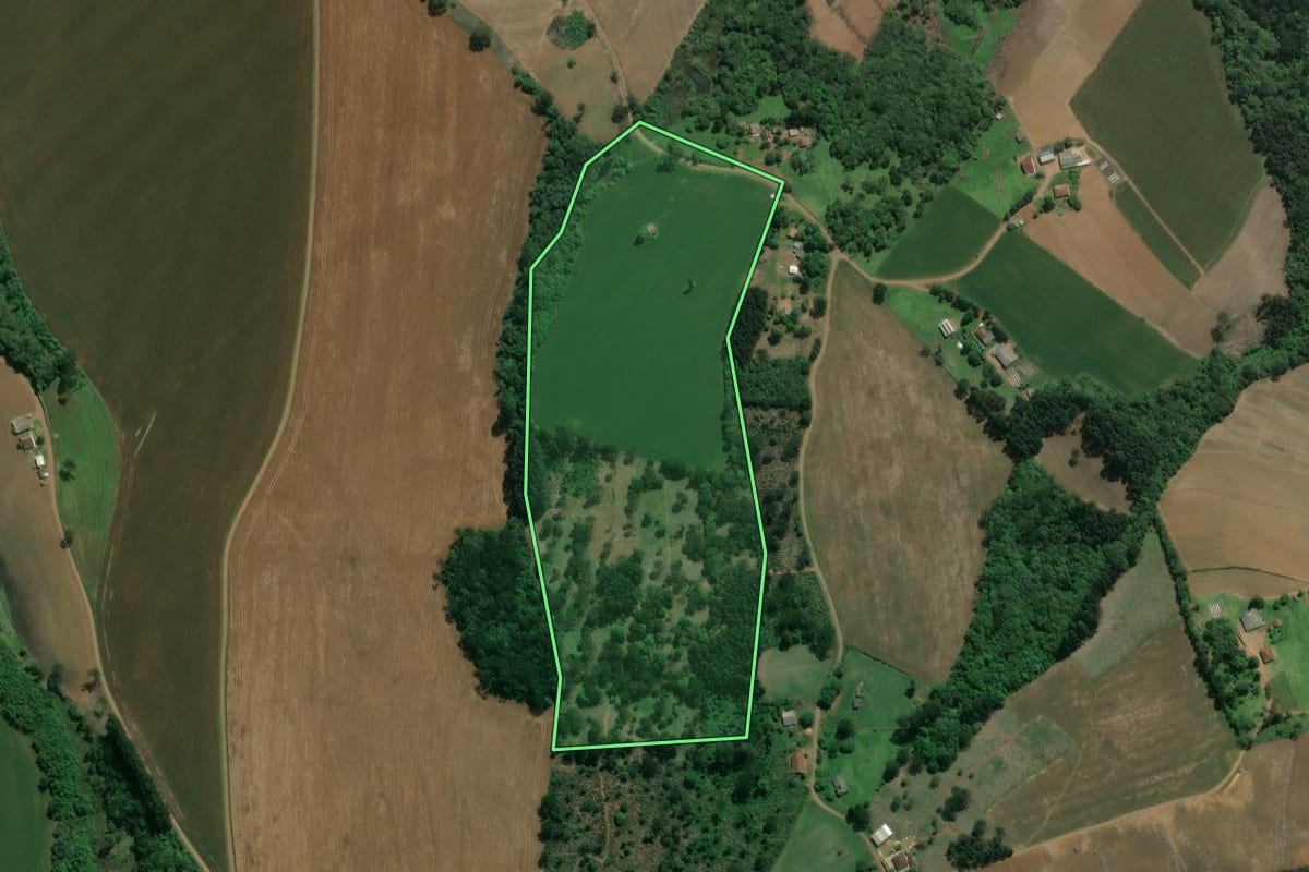 Imagem de satélite do imóvel rural em Ivaí (PR), com o contorno declarado no CAR desenhado por cima.